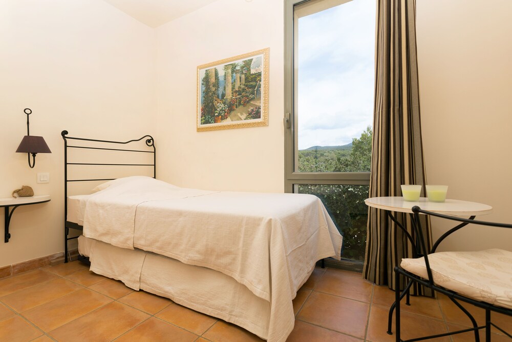 2 Bedroom Premium Apartment for 6 - Guestroom
