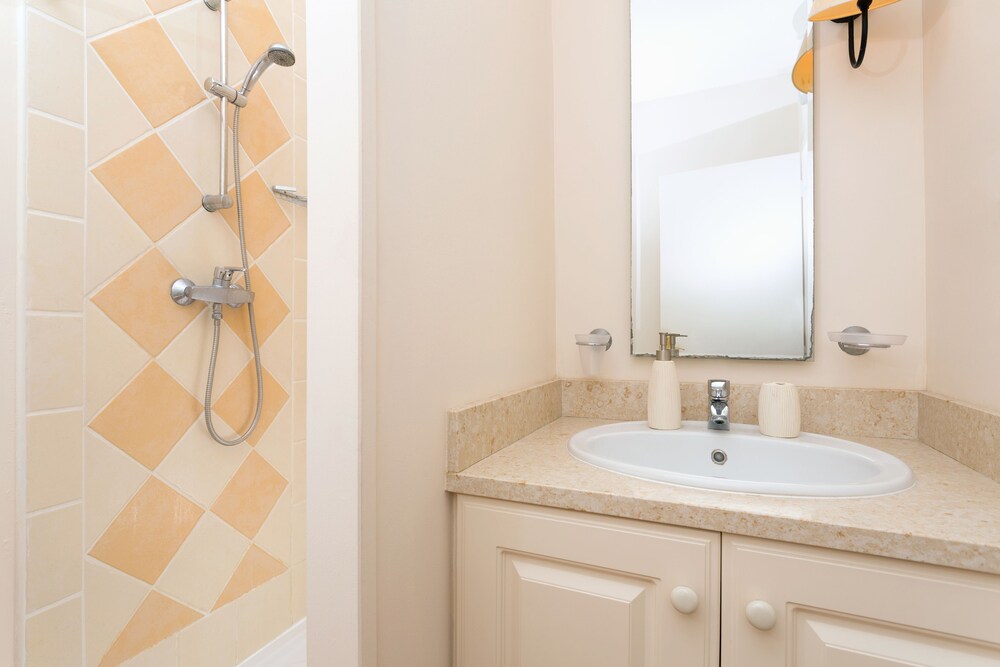 2 Bedroom Apartment for 7 - Bathroom
