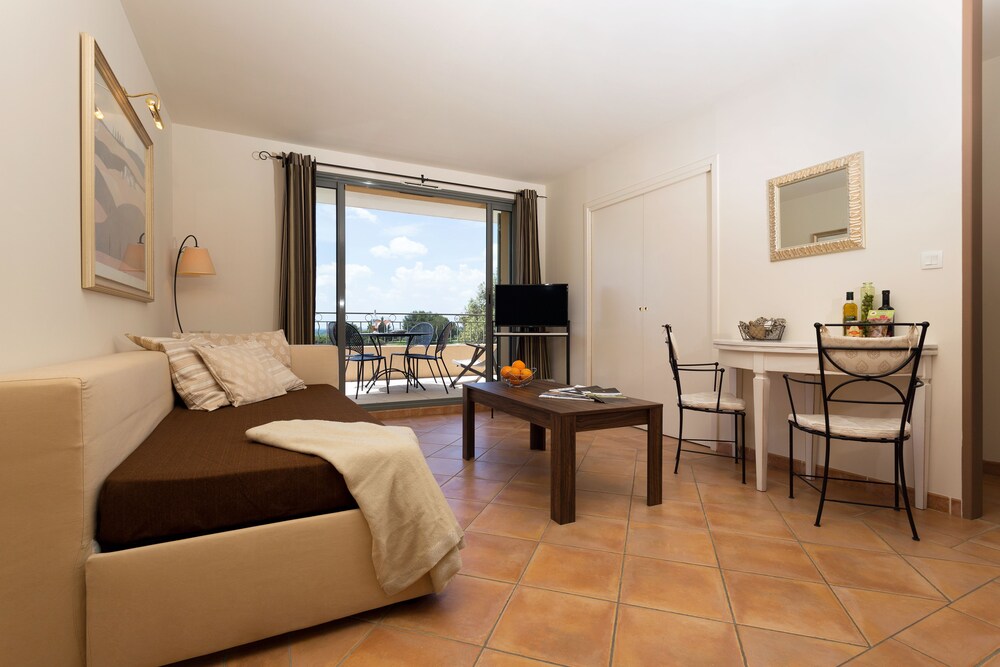 2 Bedroom Apartment for 7 - Guestroom
