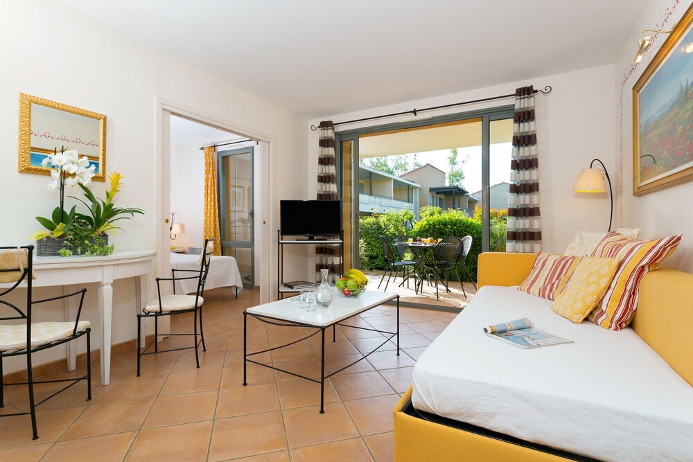 1 Bedroom Premium Apartment for 4 - Guestroom