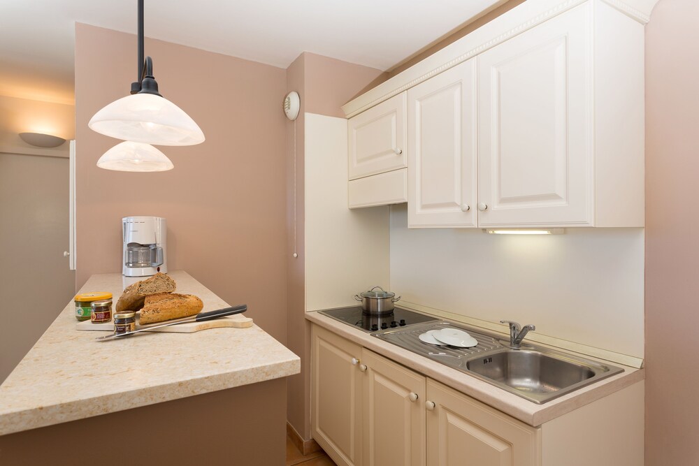 1 Bedroom Premium Apartment for 4 - Guestroom