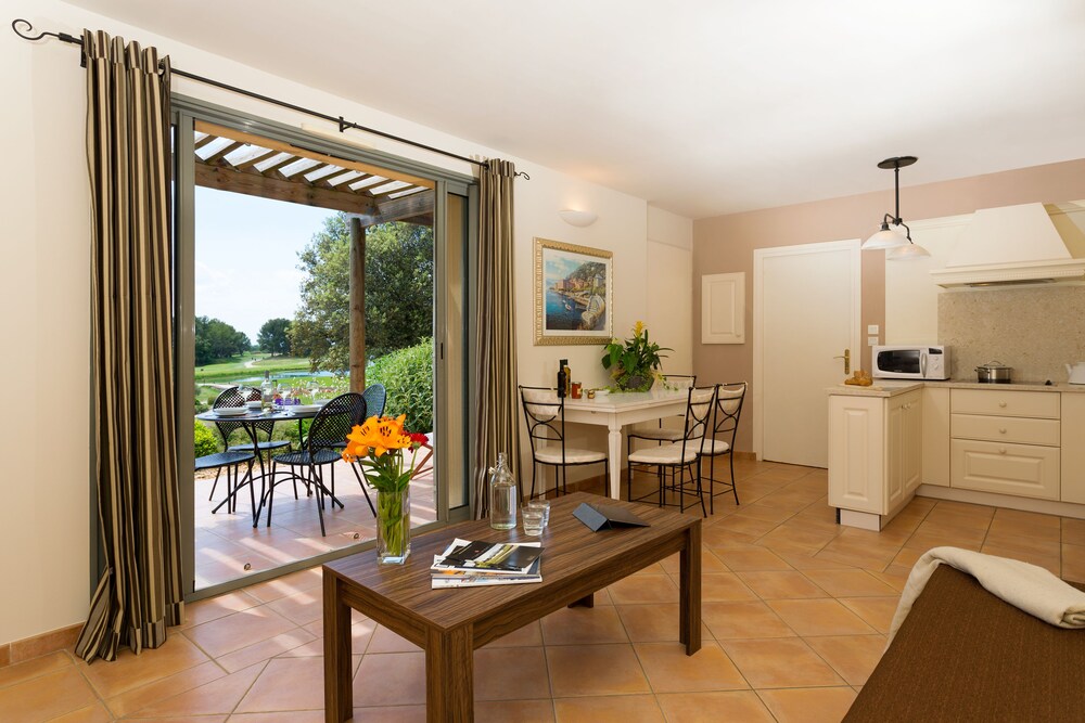 2 Bedroom Premium Apartment for 6 - Guestroom