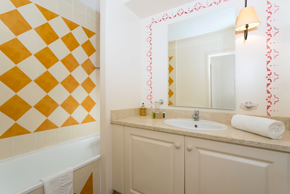 1 Bedroom Premium Apartment for 4 - Bathroom