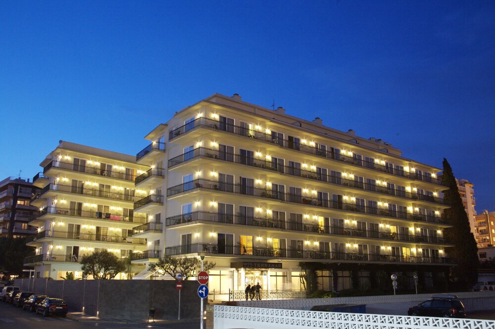Fachada del hotel de noche