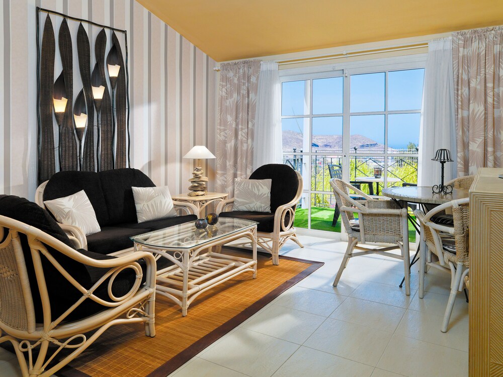 Suite, 1 Bedroom - Living Area