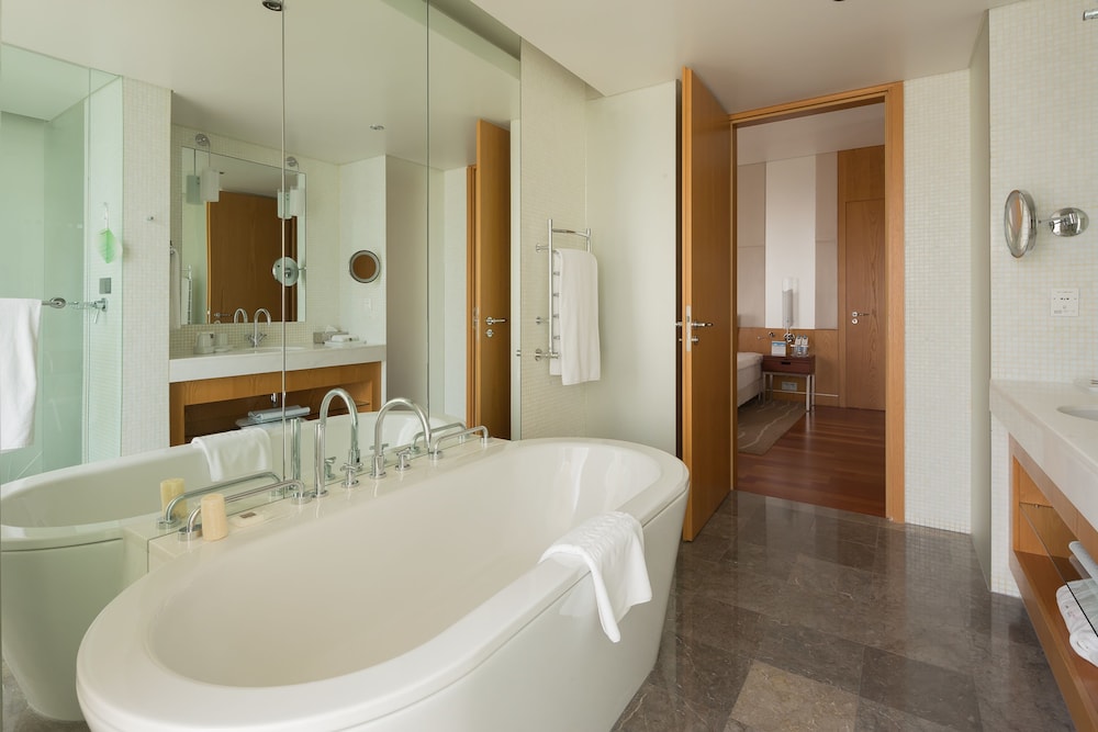 Deep Soaking Bathtub