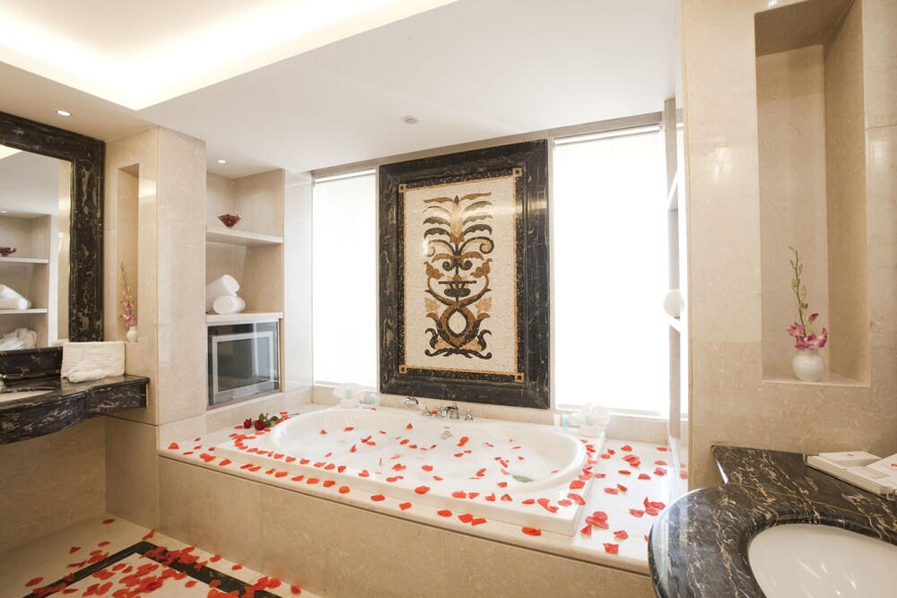 Deep Soaking Bathtub