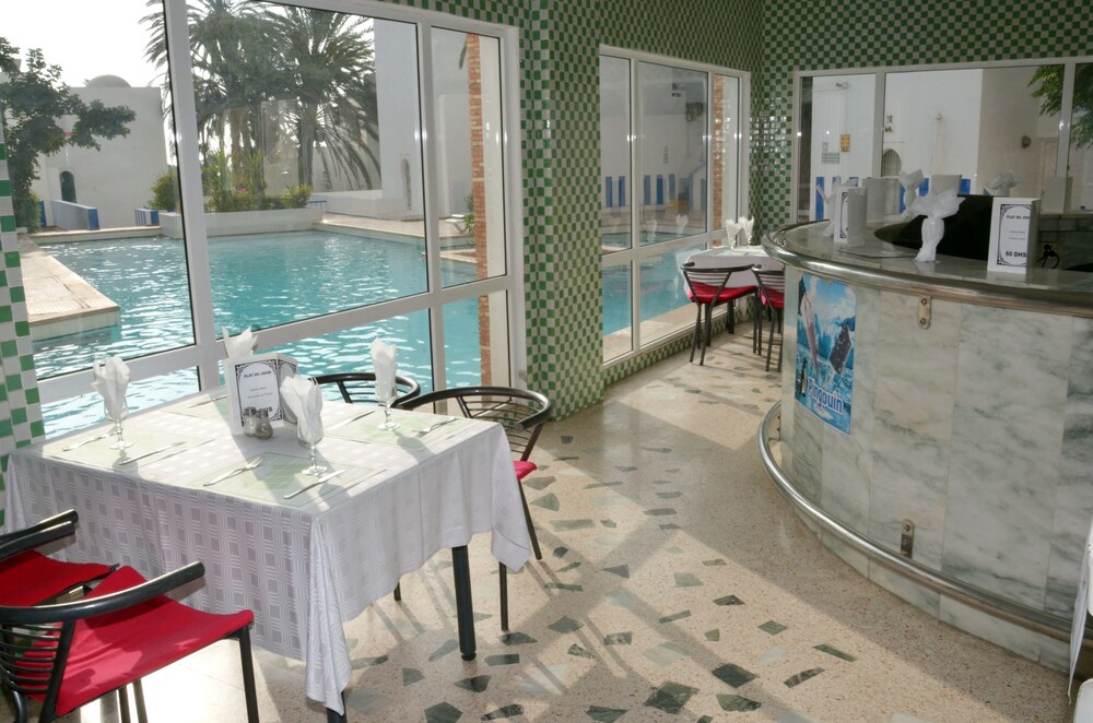 Bar en bord de piscine
