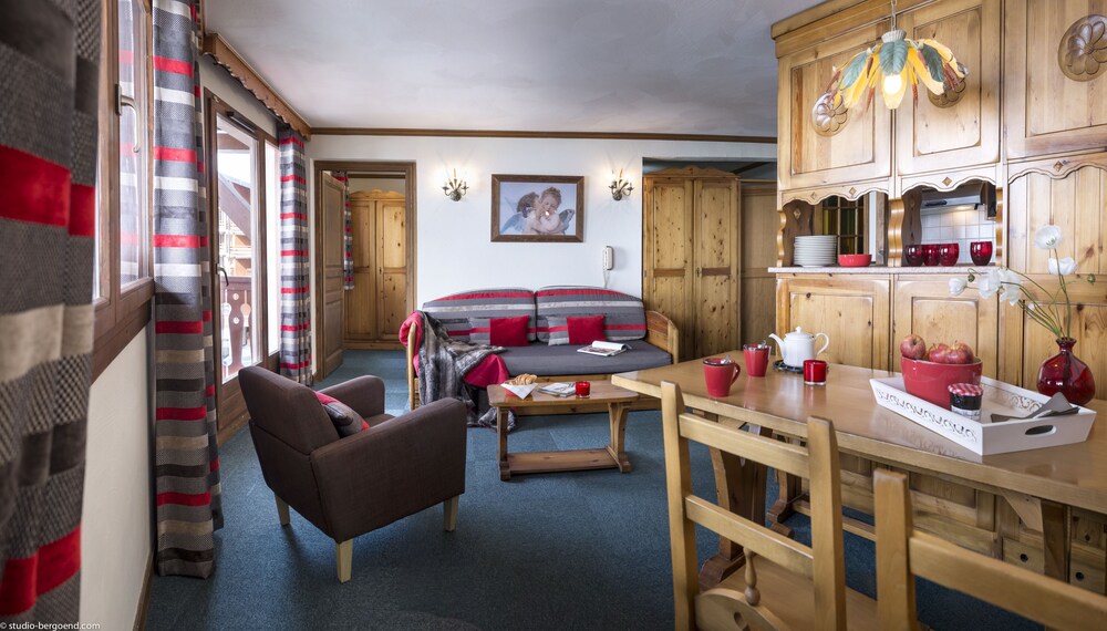 2 Bedroom Cabin Apartment for 6 - Living Area