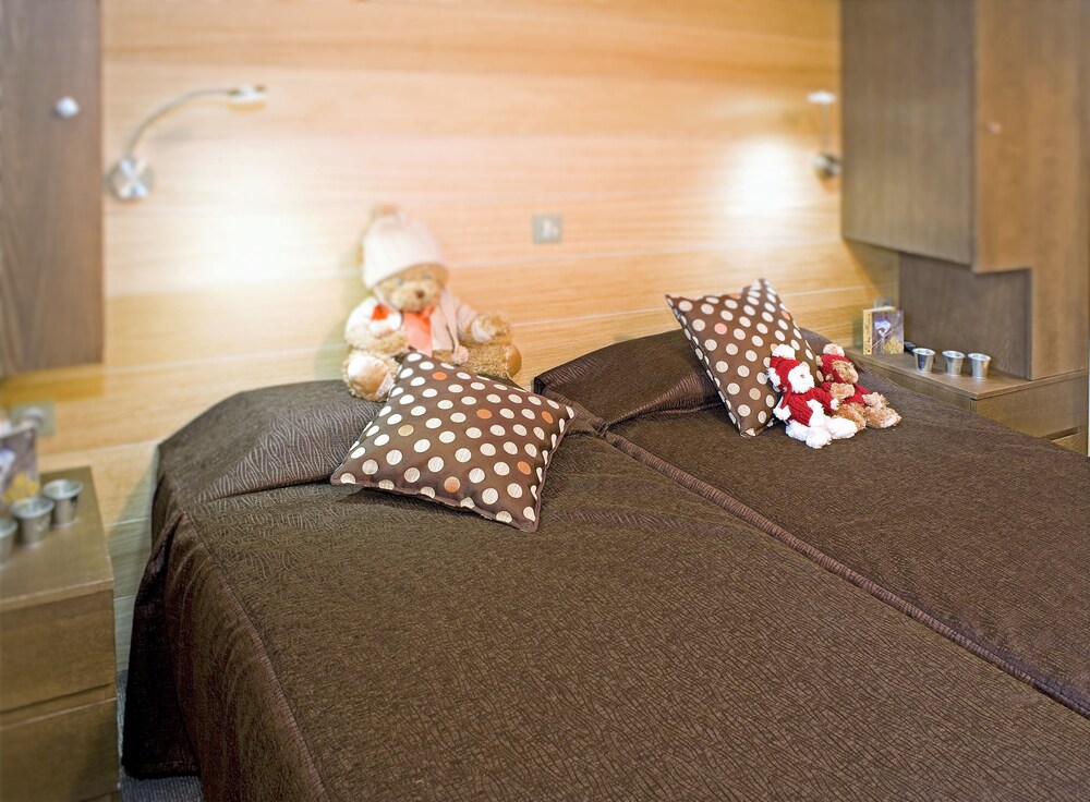 Apartment, 4 Bedrooms - Guestroom