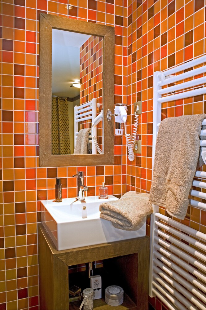 Apartment, 4 Bedrooms - Bathroom Sink