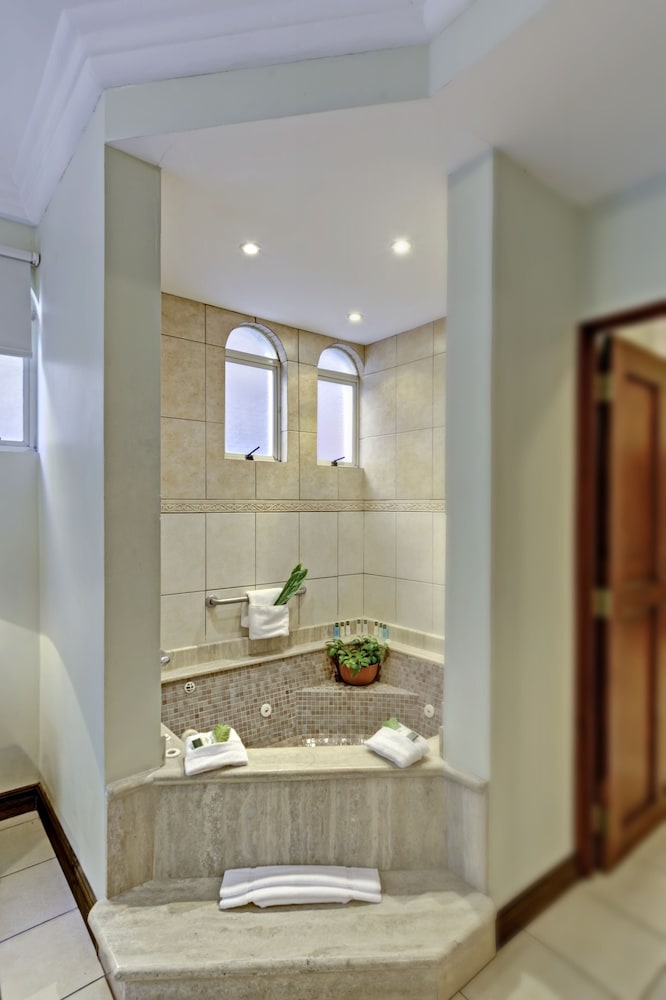 Junior Suite Handicap - Bathroom
