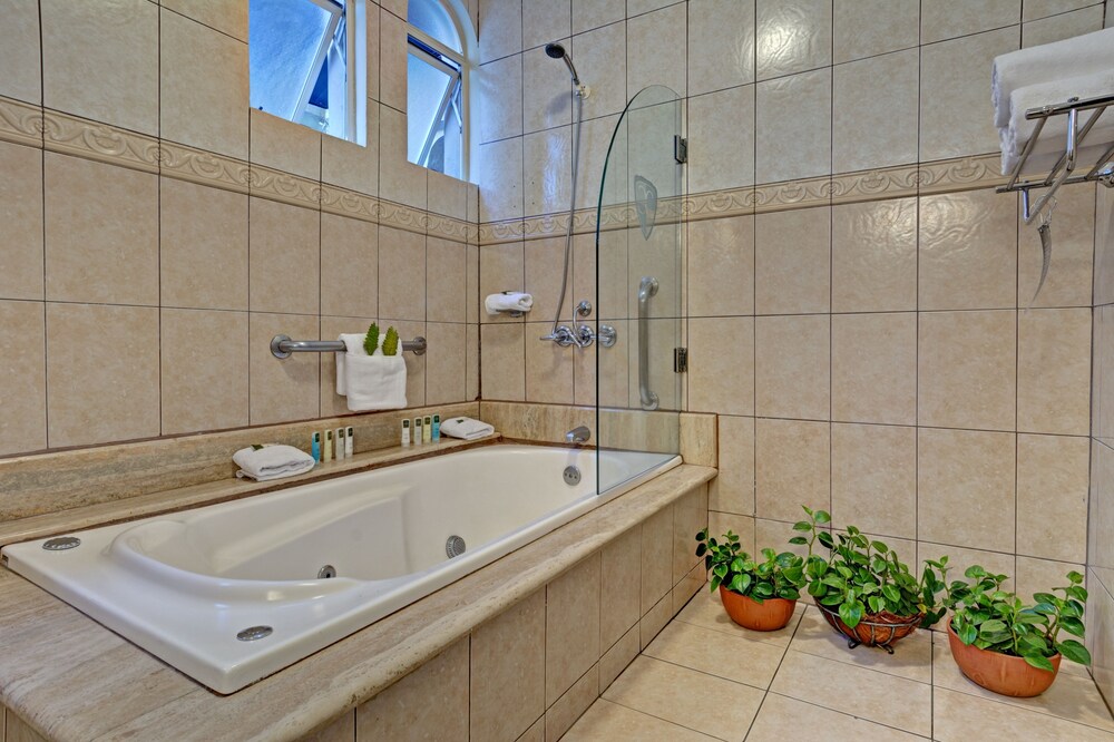 Junior Suite - Bathroom