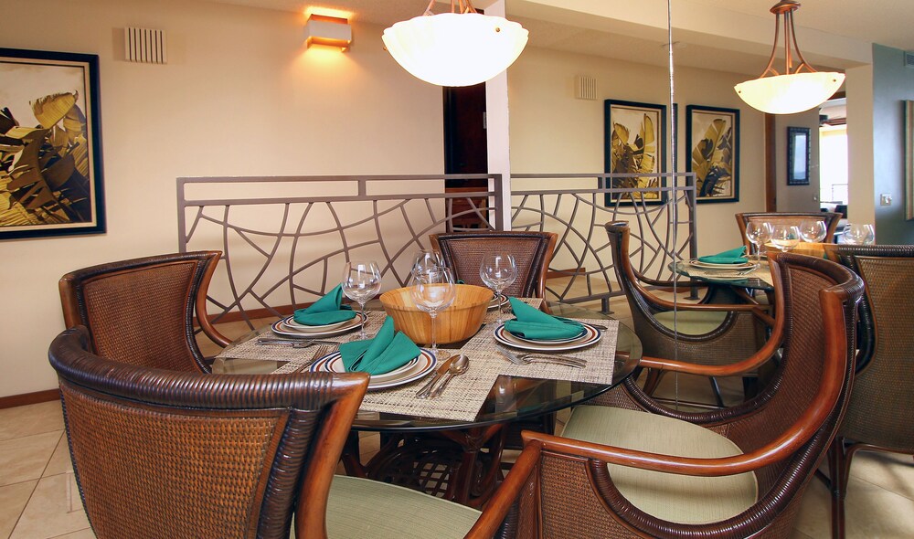 Deluxe Condo, 2 Bedrooms, 2 Bathrooms, Oceanfront (Prime) - In-Room Dining