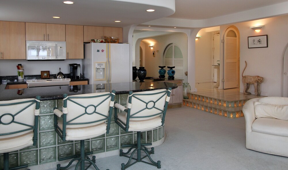 Deluxe Condo, 2 Bedrooms, 2 Bathrooms, Oceanfront - Guestroom