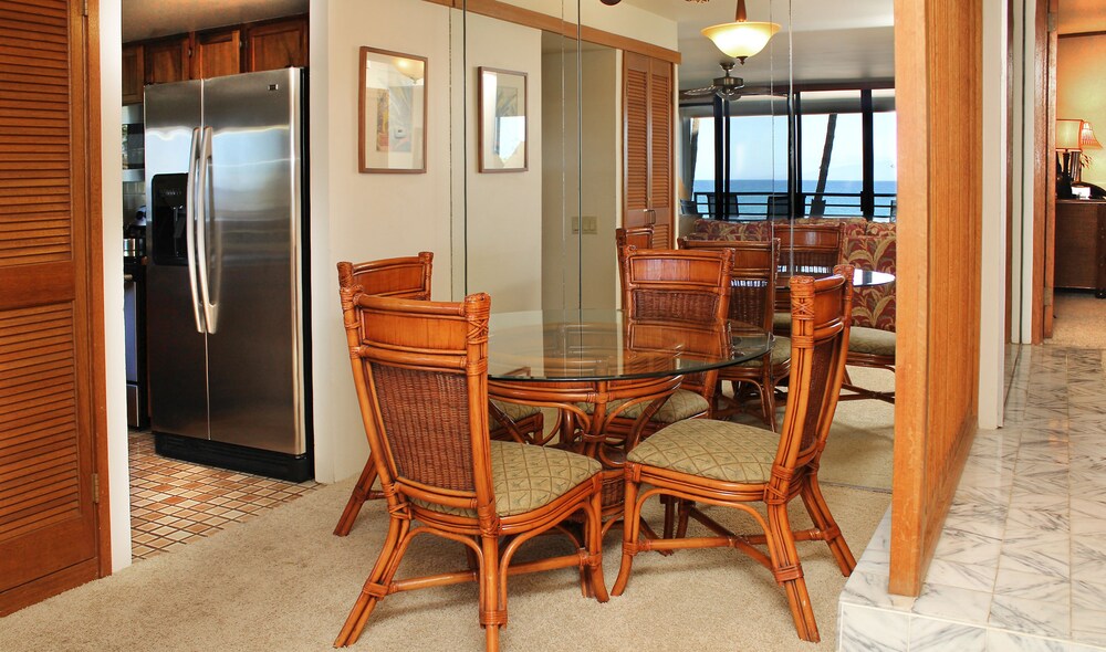 Deluxe Condo, 2 Bedrooms, 2 Bathrooms, Oceanfront - In-Room Dining