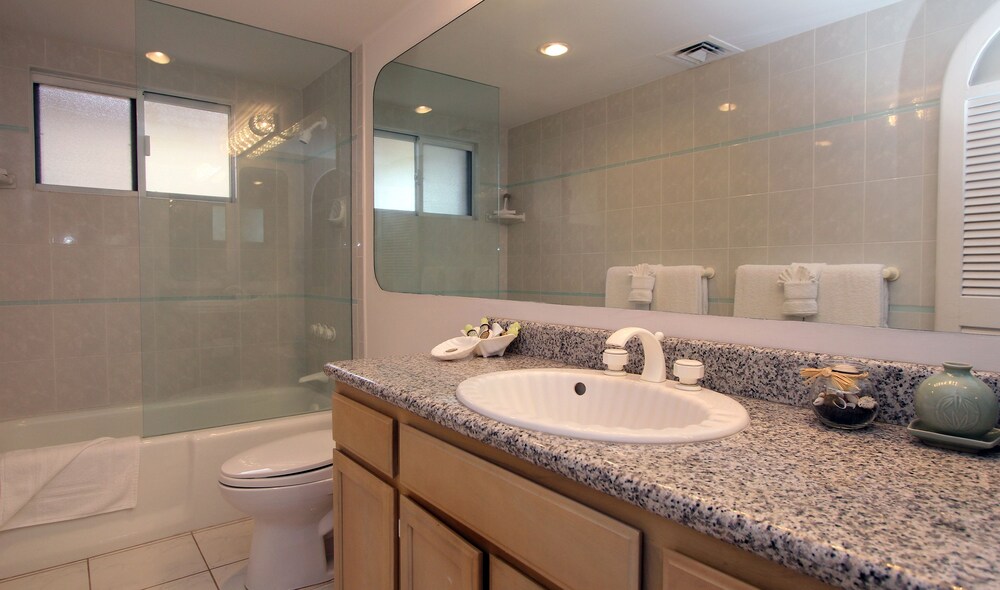Deluxe Condo, 2 Bedrooms, 2 Bathrooms, Oceanfront - Guestroom
