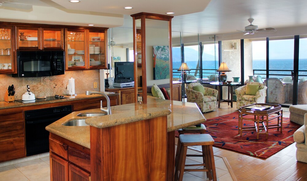 Deluxe Condo, 2 Bedrooms, 2 Bathrooms, Oceanfront (Prime) - Living Area