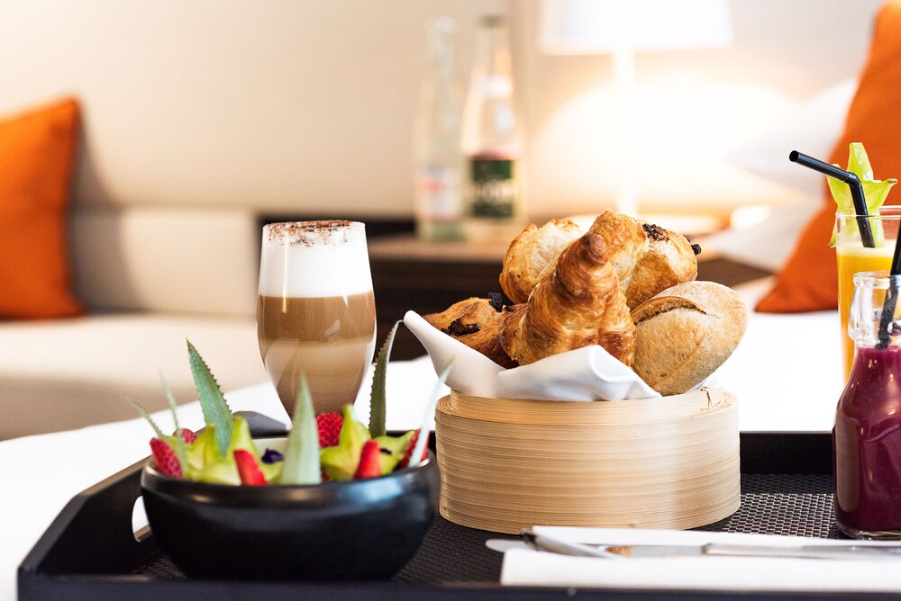 Breakfast area, Radisson Blu Hotel, Paris Boulogne