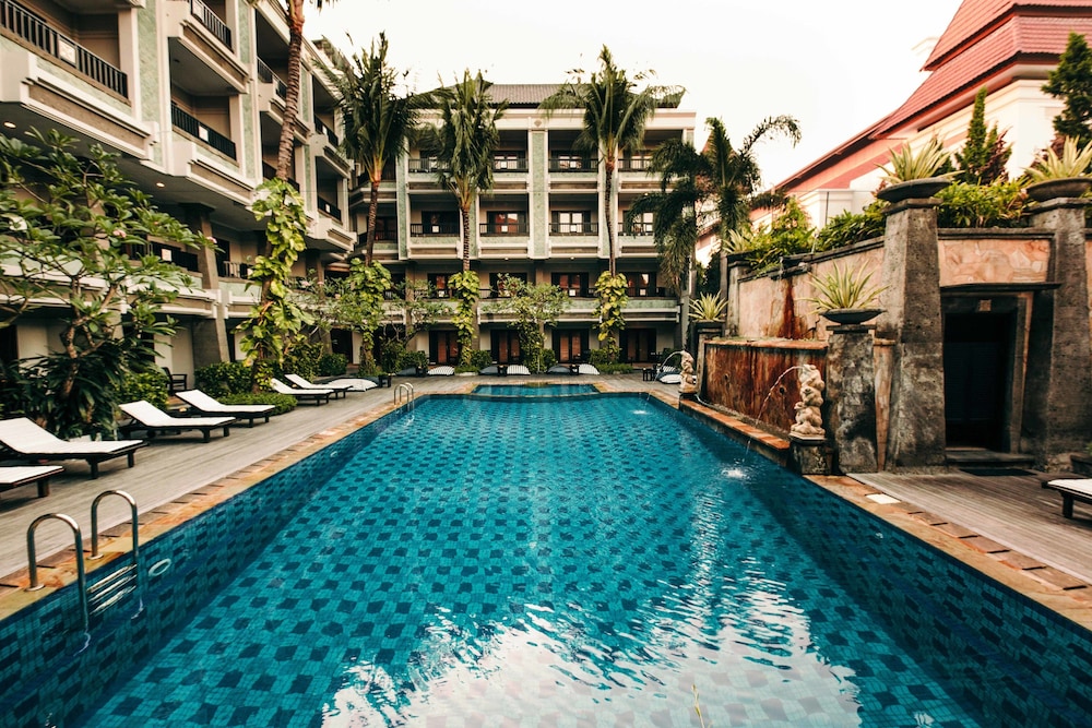 Kolam Renang Luar Ruangan