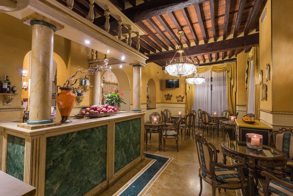 Hotel Bar