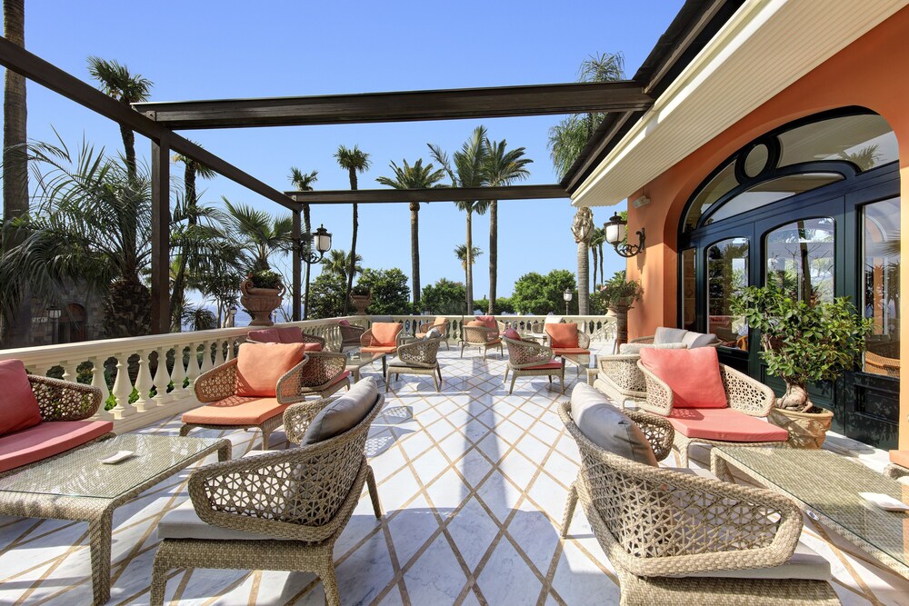 Hotel Bar