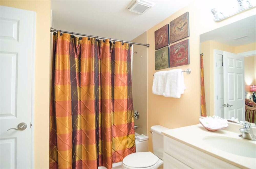 욕실 (2.5 Bedroom 2 Bath Condo)