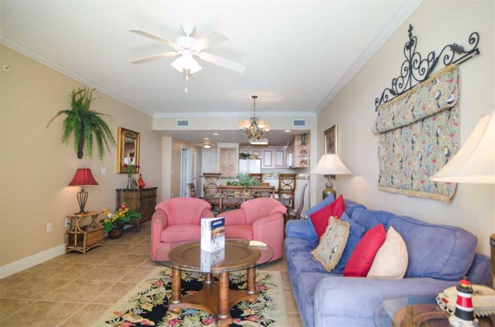 거실 (2.5 Bedroom 2 Bath Condo)