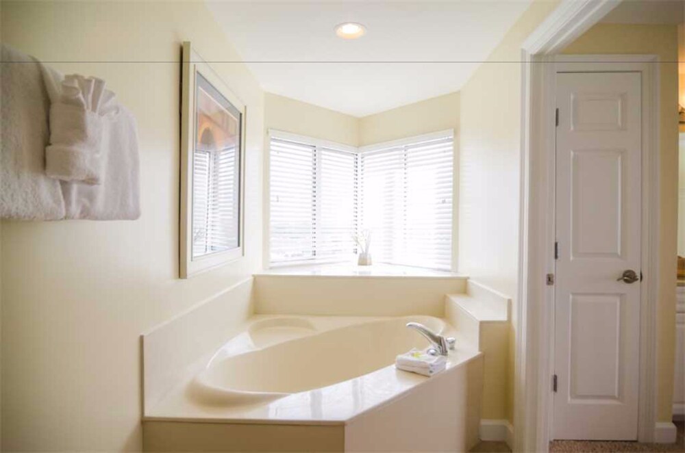 욕실 (3.5 Bedroom 3 Bath Condo)