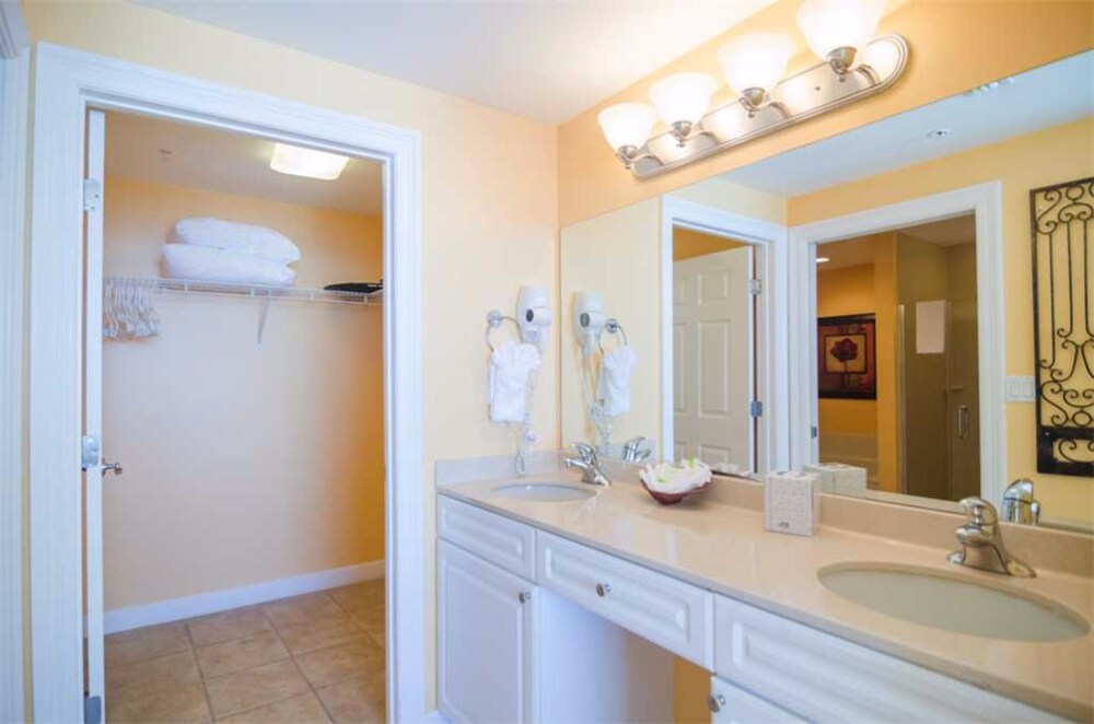욕실 (2.5 Bedroom 2 Bath Condo)