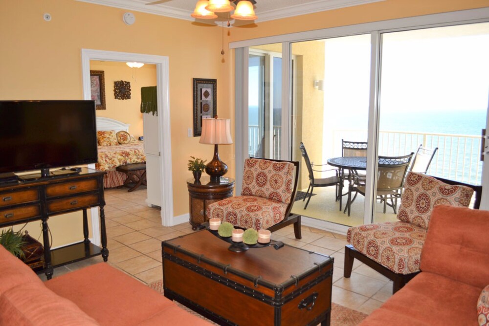 거실 공간 (2.5 Bedroom 2 Bath Condo)