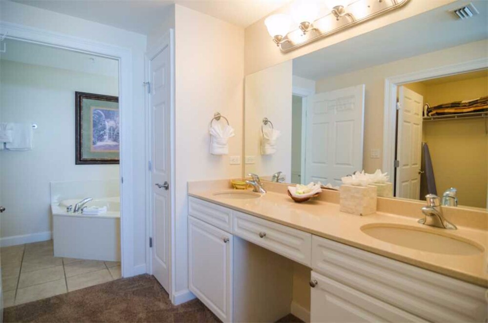 욕실 (3.5 Bedroom 3 Bath Condo)