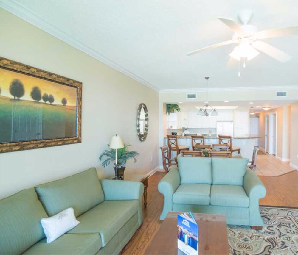 거실 공간 (3.5 Bedroom 3 Bath Condo)