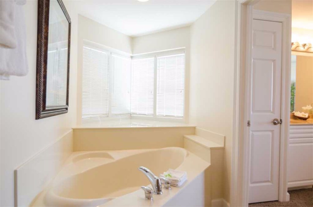 욕실 (3.5 Bedroom 3 Bath Condo)