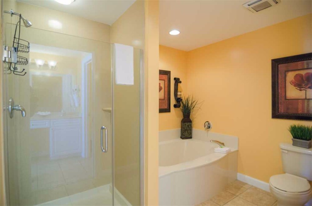 욕실 (2.5 Bedroom 2 Bath Condo)