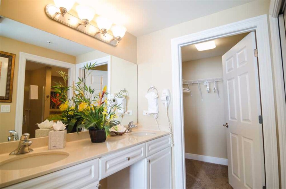 욕실 (2.5 Bedroom 2 Bath Condo)