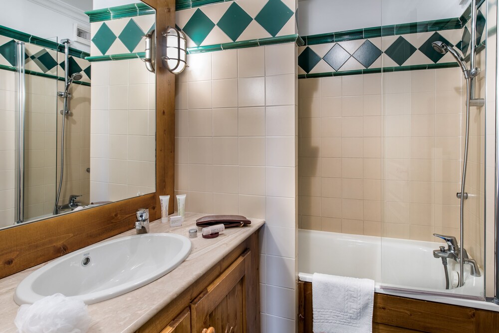 Classic Apartment, 3 Bedrooms - Bathroom