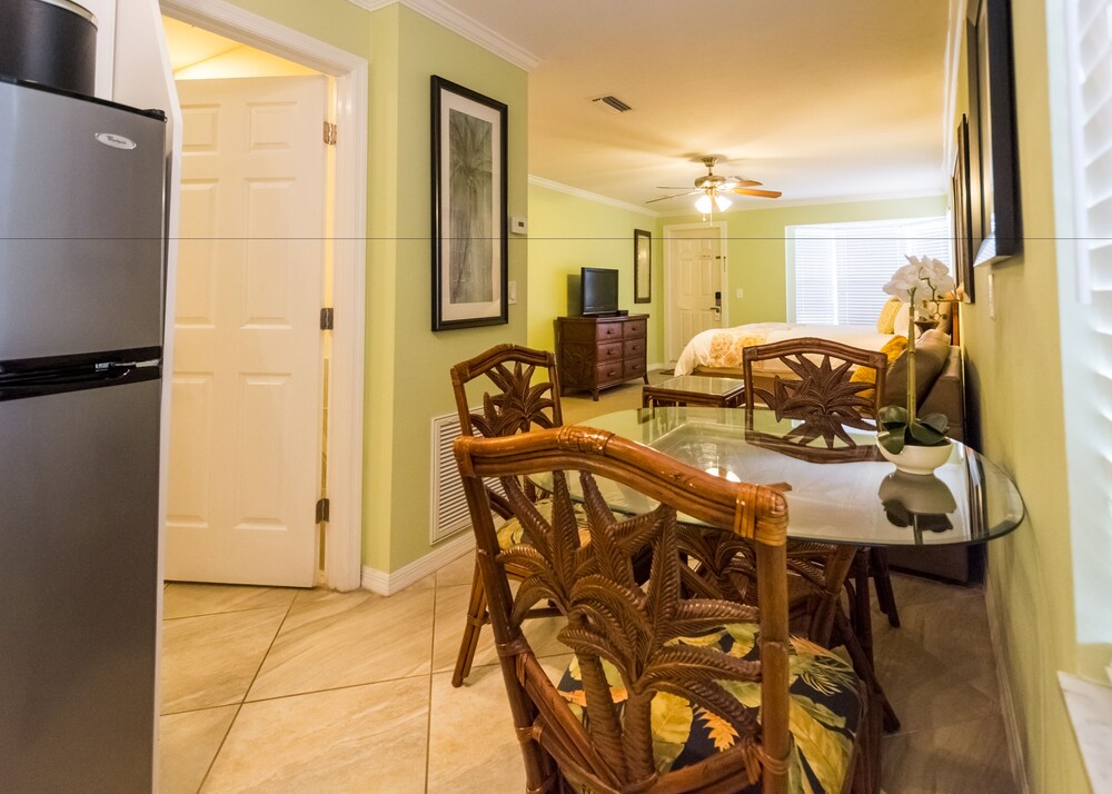Room, 1 King Bed (Specialty Sundeck Room) - Living Area