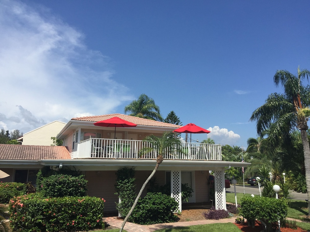 Room, 1 King Bed (Specialty Sundeck Room) - Terrace/Patio