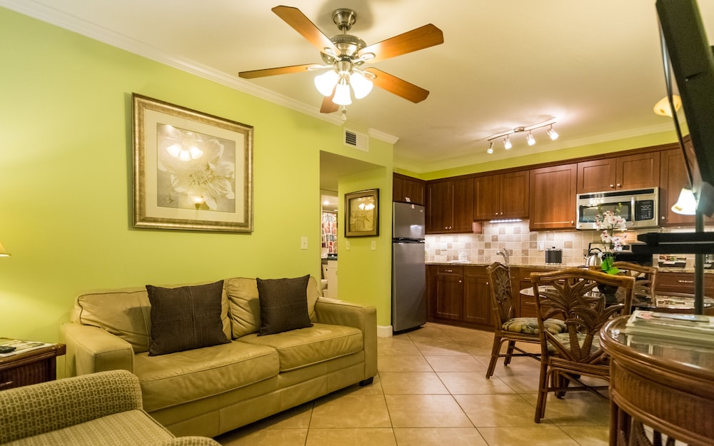 Suite, 2 Double Beds (Preferred Suite) - Living Area