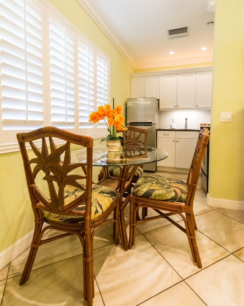 Deluxe Room, 1 King Bed, Kitchen (Designer Efficiency) - Guestroom