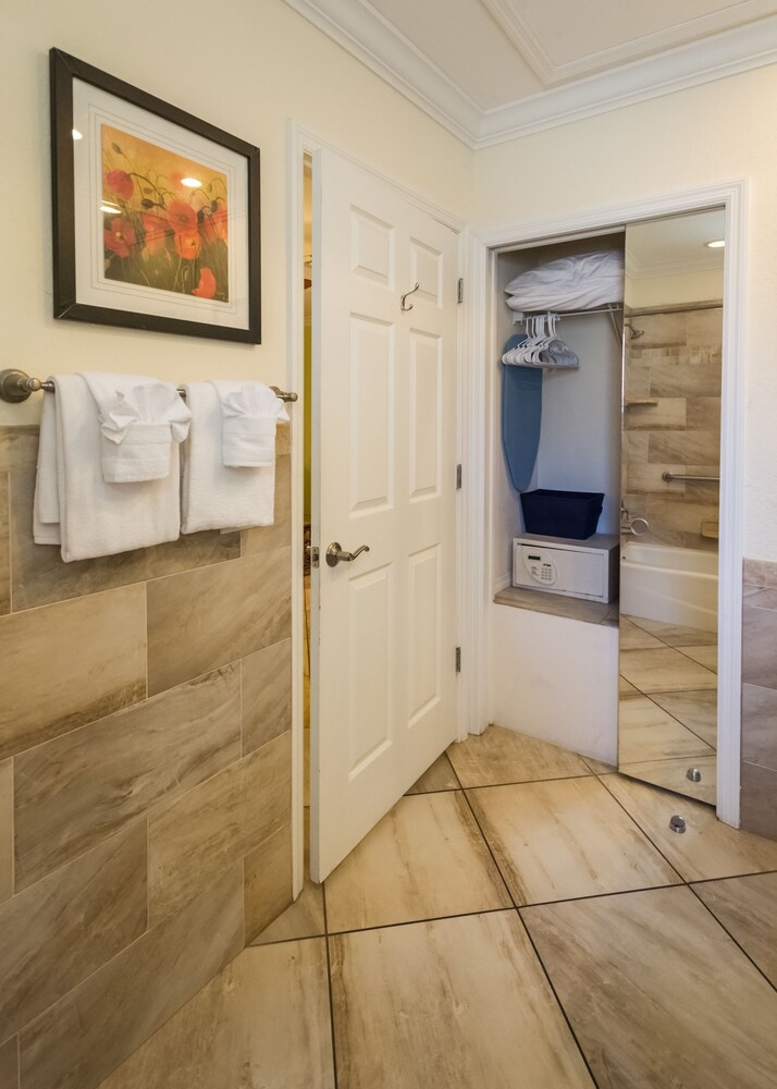 Deluxe Room, 1 King Bed, Kitchen (Designer Efficiency) - Guestroom