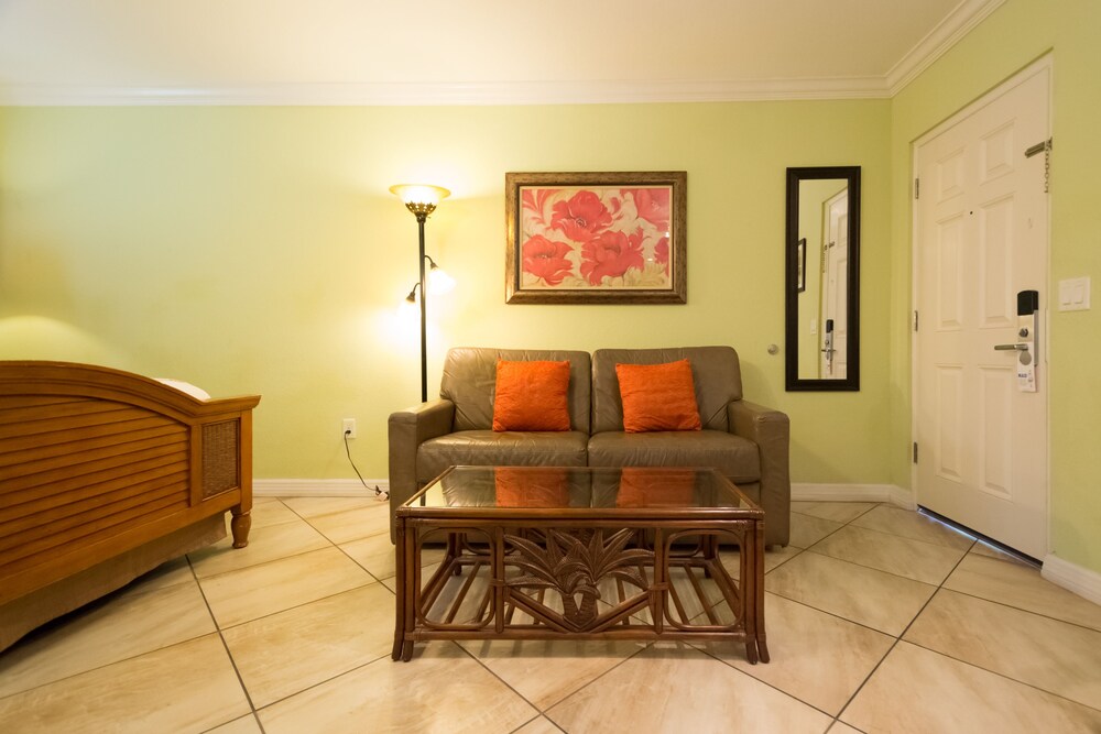 Deluxe Room, 1 King Bed, Kitchen (Designer Efficiency) - Guestroom