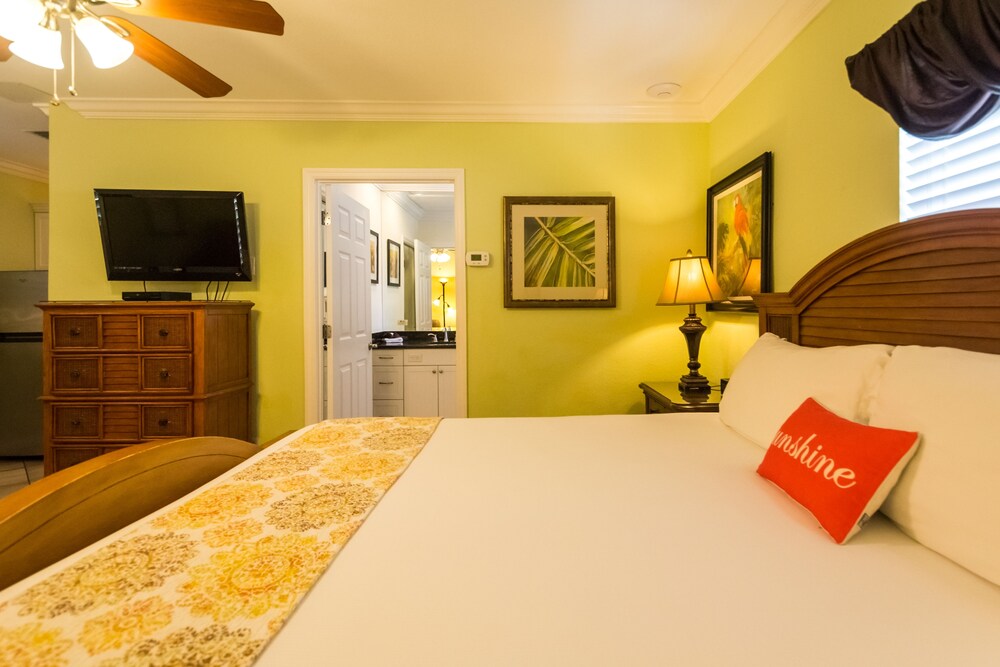 Deluxe Room, 1 King Bed, Kitchen (Designer Efficiency) - Guestroom