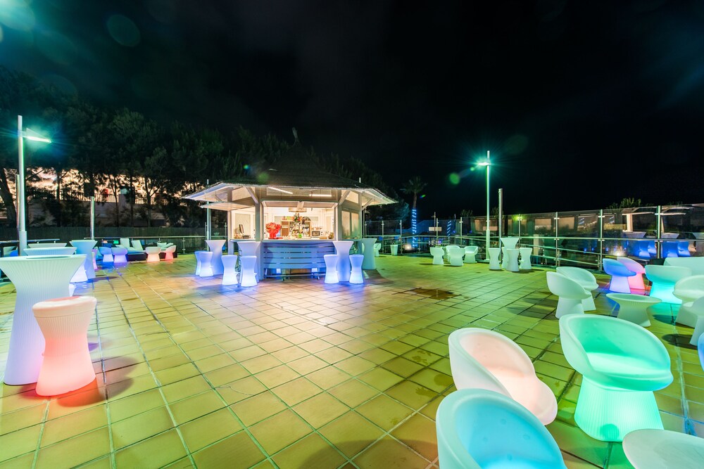 Poolside Bar