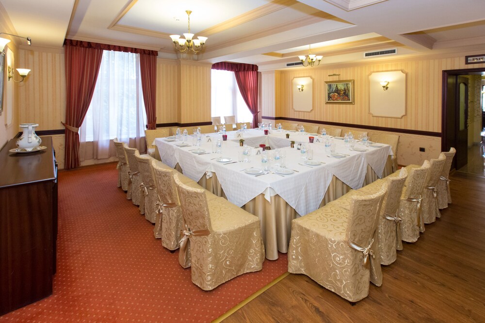 Hotel Lounge