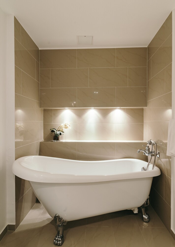 Deep Soaking Bathtub