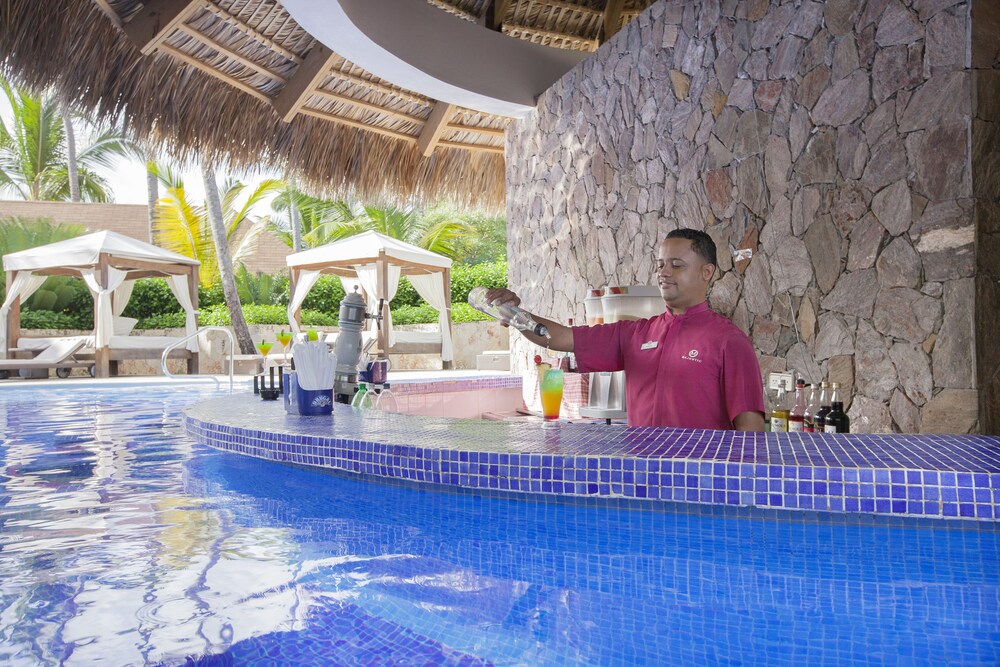 Poolside bar, Majestic Colonial Punta Cana - All Inclusive