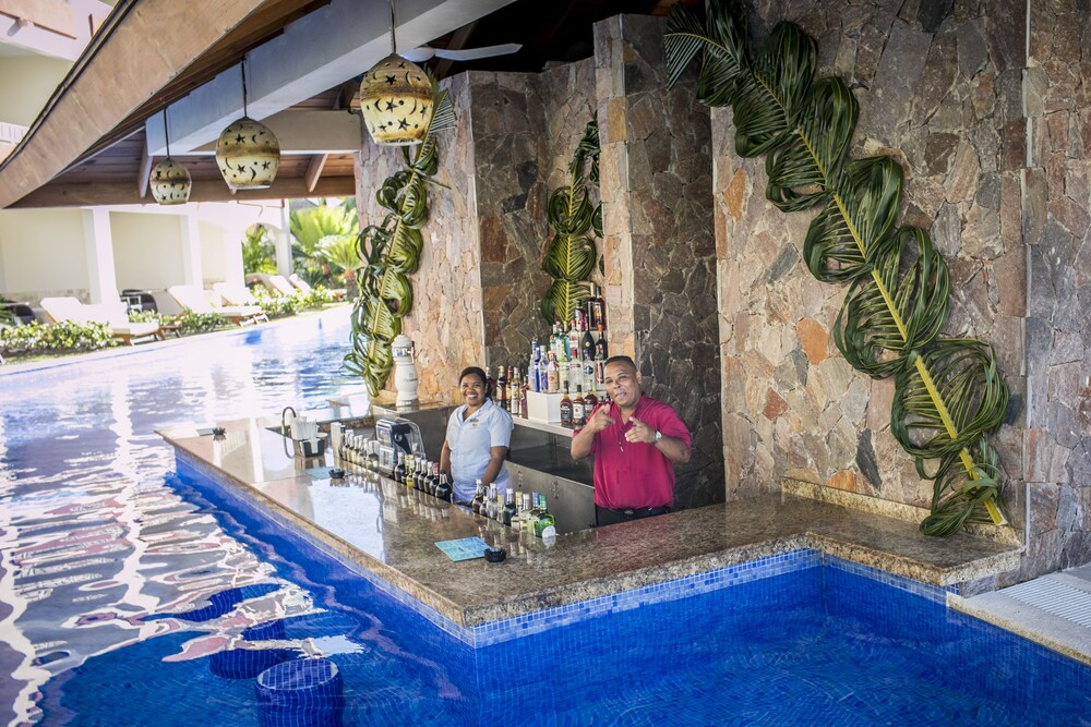 Poolside bar, Majestic Colonial Punta Cana - All Inclusive