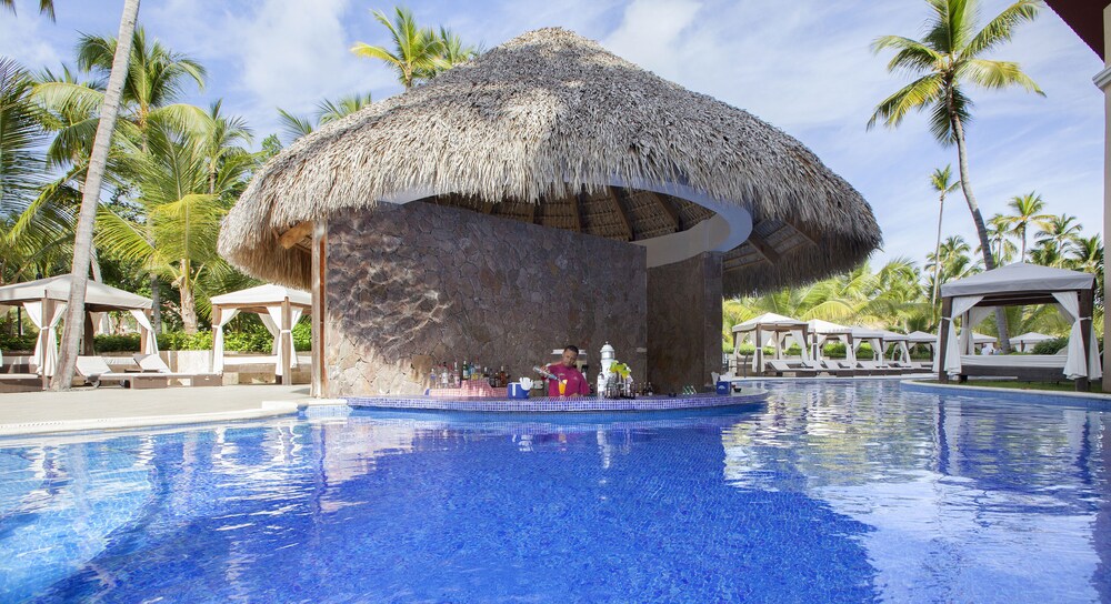 Poolside bar, Majestic Colonial Punta Cana - All Inclusive